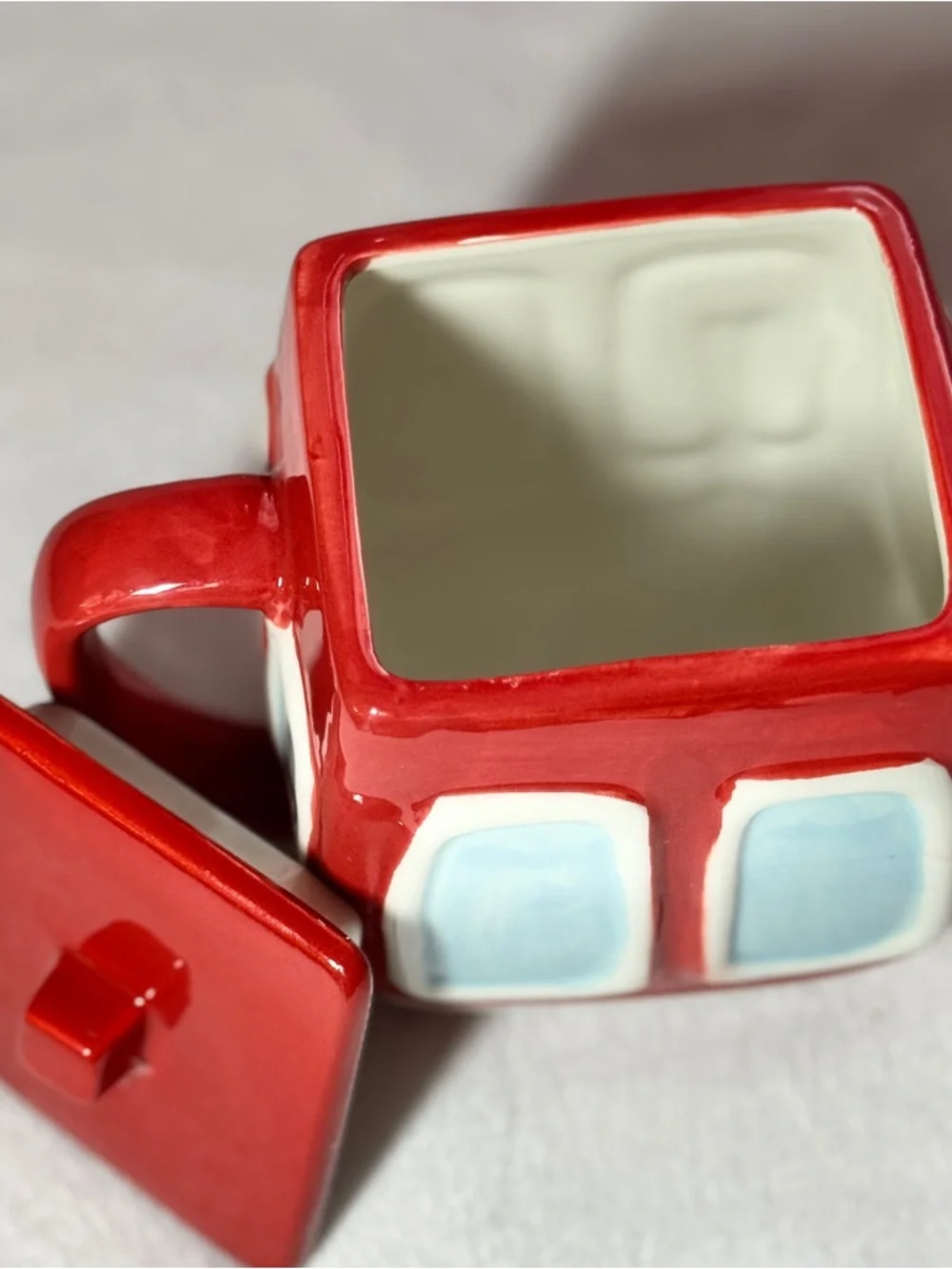 Ceramic 8oz Red And White Cute Novelty Lidded‎ Cable Car Mug With Handle